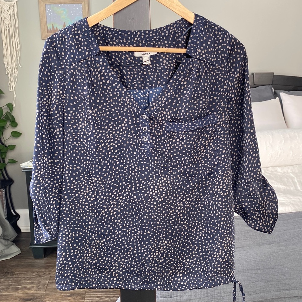 Mexx silky 3/4 sleeve blouse. Navy with gray polka dots EUC size 6